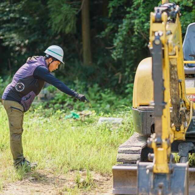 指差し確認、

キャプションのハッシュタグは５つまで！

が、何故なのかわかりませんが、

ショベルカーの操作もSNSも、きちんとした確認が大切です☝️

庭づくりには欠かせないスキル、

ショベルカーの操作はきちんとレクチャーしていきます。

ｰｰｰｰｰｰ

庭園管理や庭づくりに関するお問い合わせは
プロフィール欄にあるURLよりお願いいたします。
お庭に関すること、お気軽にご相談ください。
→ @2754z ←

——

#浜松 #造園 #庭屋 #手に職系 #庭づくり