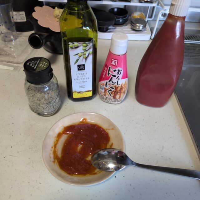 妻子が所用で帰郷した際に料理を全然しない私が作ったピザパンレシピを公開！

1.ケチャップとオリーブオイル、にんにく少々、胡椒をババッと振りかけ、混ぜてソースづくり
2.ハムとチーズをのせてトースターで加熱。端の方が適当に焦げてきたら完成！

・・・すいません、嘘をついていました。
料理は全然しないなんて嘘です。これは作った事があるものです。

これはやっぱりというか、この程度の料理の風上にも置けないものでも、やっぱり何もしていない人では作れないんですね。
でも、このピザパンに至るまでの技量には２パターンあって、それが

1.料理の基礎ができている人がその経験上仮説を立てて作る
2.これを作った事があるので前回の反省を踏まえてグレードアップしたものを作る
の、２択なんですね。

もちろん私は後者。
以前見たレシピをなるべく忠実に再現しようと真っ直ぐこのレシピに向かって、そのアレンジ幅は全く無い狭い道路をただ進んでいるだけ。

一方、前者の人は恐らくソースづくりの時も「アレを入れたら良くなるな」とか「アレもトッピングしよう」とか思考の幅が広がって、更にグレードの高いピザパンが出来上がるのでしょう。

何の話か分かりますか？
そうです。世阿弥の話です（笑）

世阿弥とは、能という芸能を極めた人物で、その芸の習得過程を守破離（しゅはり）という３文字で表したことで有名な方です。

「守」とは教わった事を忠実に守る。つまりとにかくレシピ通りに寸分違わず作ってみる
「破」とはレシピを少し変えてアレンジを加える。殻を破って自分らしさを表現してみる
「離」とはレシピから離れて新たに自身のオリジナルを生み出し、別の料理として確立する

私は「守」の状態であり、料理慣れした人は「破」の状態、そして「離」の人はこのレシピから全く違う新たな料理を生み出す状態であると、私は思うのです。

庭屋さんもこの法則に当てはめると、自身が今どのステージに居るのか？自らを振り返りながら技術の習得に励めるのかなと感じます。

#何かを覚えるとはつまりそういう事
#浜松
#造園業
#求人