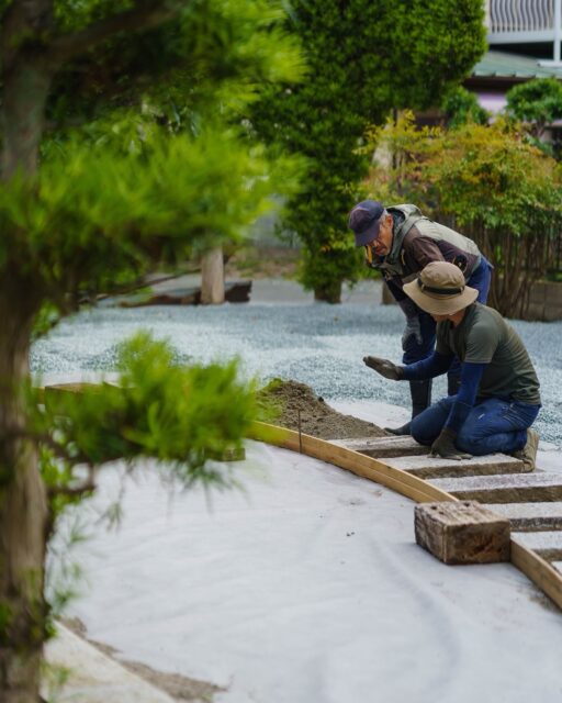 お庭に飛び石を置いていきます🪨

単純にポンポン置いていって完成ではなく

カーブに合わせて置き、幅や水平を保ちながら設置していきます。

歩いた時に、歩きやすくあるために✨

石は大きくとも、作業は繊細・丁寧に。

伝えかたも、わかりやすく・丁寧に。

ｰｰｰｰｰｰ

庭園管理や庭づくりに関するお問い合わせは
プロフィール欄にあるURLよりお願いいたします。
お庭に関すること、お気軽にご相談ください。
→ @2754z ←

ｰｰｰｰｰｰ

#造園 #庭屋 #手に職系 #庭づくり #石畳